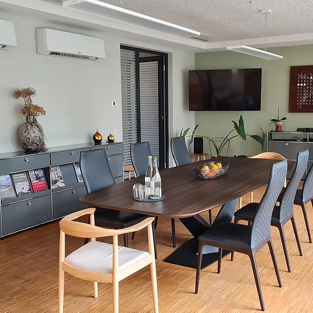 Reinigung Konferenzraum Büro